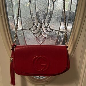 Leather Gucci Red Crossbody Bag with Gold Chain